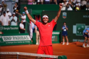 Konnte das Masters in Monte-Carlo gewinnen: Stefanos Tsitsipas. - Foto: Daniel Cole/AP/dpa