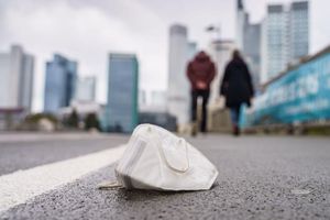 Einst Alltagsgegenstand, mittlerweile eher selten zu sehen: Masken zum Schutz gegen Corona. - Foto: Frank Rumpenhorst/dpa
