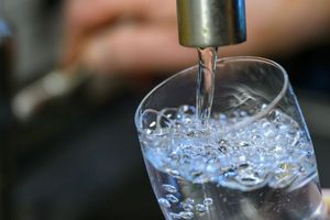 Extremhitze und Trockenheit: Künftig mehr Engpässe bei der Wasserversorgung in Deutschland erwartet. (Archivbild) - Foto: Hendrik Schmidt/dpa