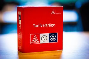Die Tarifparteien bei VW wollen in den kommenden Monaten ein neues Entgeltsystem verhandeln. - Foto: Moritz Frankenberg/dpa
