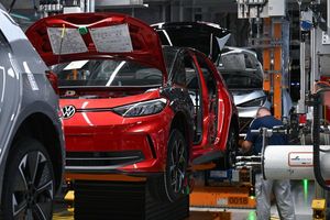 Die EU-Kommission will die Autoindustrie auch mit Bürokratieabbau entlasten. (Symbolbild) - Foto: Hendrik Schmidt/dpa