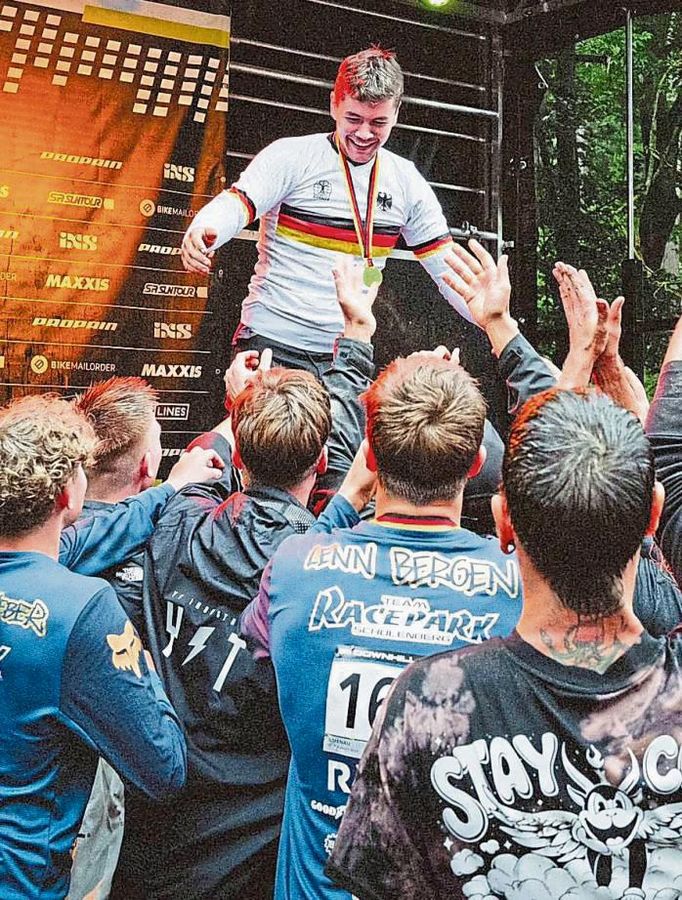 Die Siegerparty kann steigen: Lennox Meschede aus Erwitte ist neuer Deutscher U19-Downhill-Meister und wurde auch von seinen Mitkonkurrenten stürmisch gefeiert.