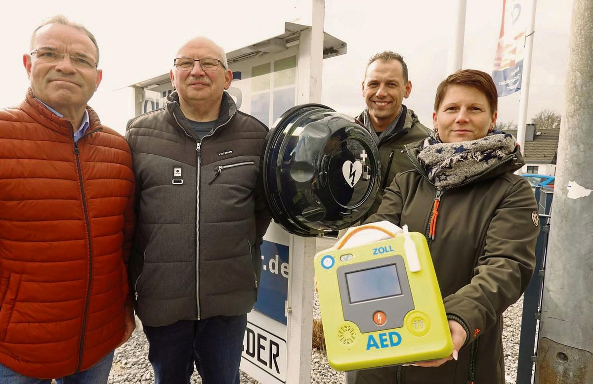 Der Lebensretter in Lipperbruch: Gunther Schmich (Ortsvorsteher), Andreas Finkeldei (Bürgerring-Vorsitzender) sowie Markus und Miriam Finkeldei (beide sind Notfallsanitäter) präsentieren den Defibrillator. Der hängt zentral in der Ostlandstraße 3, am Parkplatz des Fensterherstellers Quimbus.