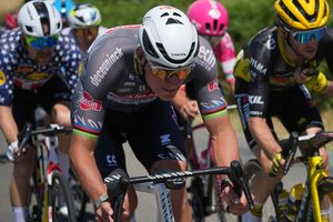 Holt sich nach nur einem Tag das Gelbe Trikot zurück: Mathieu van der Poel - Foto: Thibault Camus/AP/dpa