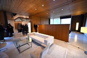 Der sogenannte Kanzlerbungalow ist nach Abschluss der Brandschutz- und Sanierungsarbeiten wieder für die Öffentlichkeit zugänglich. - Foto: Federico Gambarini/dpa