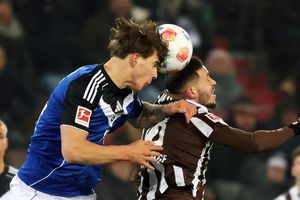 Viel Kampf, wenig Spiel im Stadtderby: HSV-Abwehrchef Luka Vuskovic (l) und St. Paulis Mathias Pereira Lage im Kopfballduell. - Foto: Christian Charisius/dpa