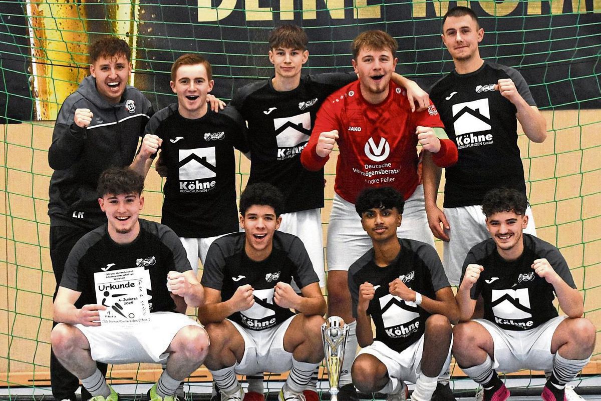 Nach dem 3:1-Erfolg gegen die JSG Anröchte/Mellrich stand fest: Die A-Junioren der JSG Rüthen/Oestereiden/Effeln sind neuer Hallenstadtmeister. Nur ihr Auftaktspiel gegen Erwitte 2000 verloren sie. Fotos: Lion Hildebrandt