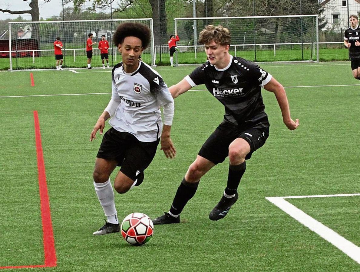 Ist die Meisterschaft nach der 0:5-Schlappe gegen Rödinghausen schon futsch? Die A-Junioren des SV Lippstadt (in Weiß) haben es nicht mehr in der eigenen Hand, sind auf Schützenhilfe angewiesen. Foto: Dannhausen
