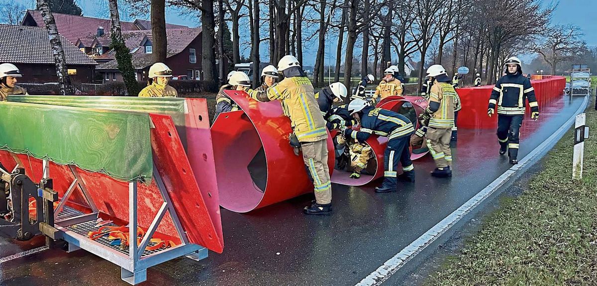 Langanhaltende Regenfälle, gesättigte Böden und steigende Pegelstände: Die Hochwasser-Lage war zu Weihnachten in Lippstadt besonders angespannt – wie etwa an der Glenne in Cappel, wo die Behörden vor dem Bruch des Deiches warnten und die Feuerwehr an der Holzstraße das Hochwasserschutzsystem Aquariwa aufbauen musste. Das Thema Hochwasserschutz haben viele Ortsvorsteher ganz oben auf ihrer Agenda. Archivfoto: Cegelski