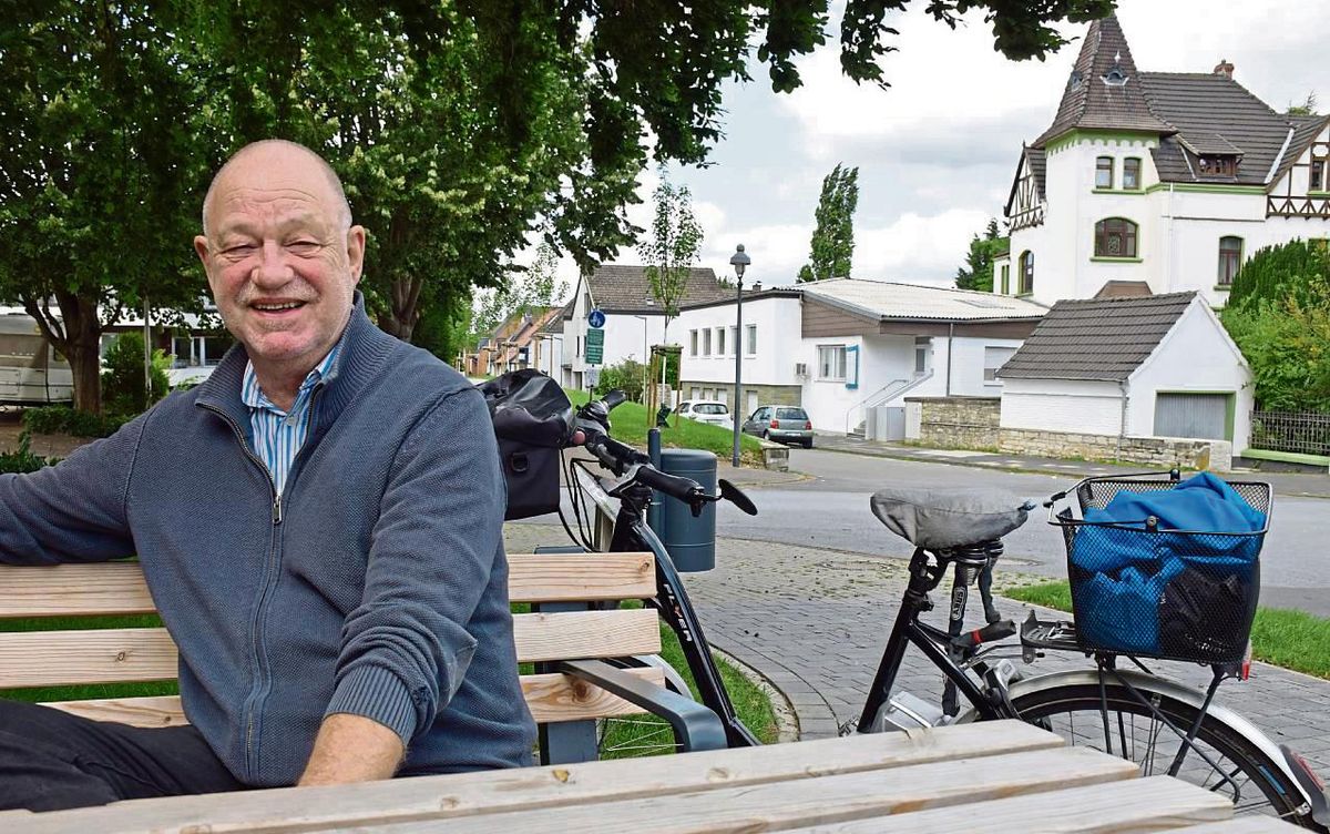 An der Westmauer gibt‘s ein kleines Raucherpäuschen und ein Gespräch über das Verkehrskonzept, dessen Umsetzung teilweise auch drei Jahre nach (einstimmiger) Beschlussfassung noch auf sich warten lasse. Foto: Kossack