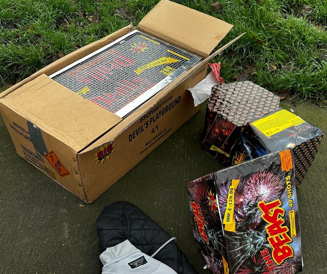 Auf der Ladefläche eines Kleintransporters wurden insgesamt vier Kartons mit illegalen Feuerwerkskörpern der Kategorie F3 gefunden. Foto: Hauptzollamt Bielefeld