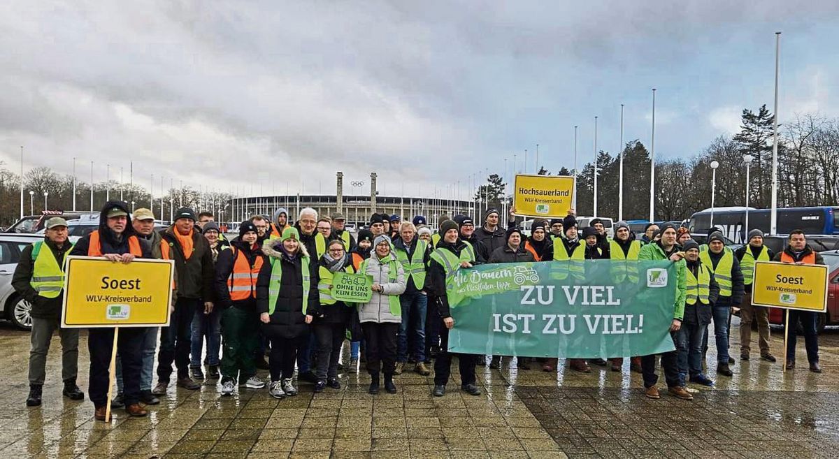 Mitten in der Nacht hatten sich die Landwirtinnen und Landwirte aus dem Kreis Soest auf den Weg nach Berlin gemacht. Vom Parkplatz am Olympiastadion fuhren sie mit der U-Bahn zur Kundgebung am Brandenburger Tor. Foto: WLV/Risse
