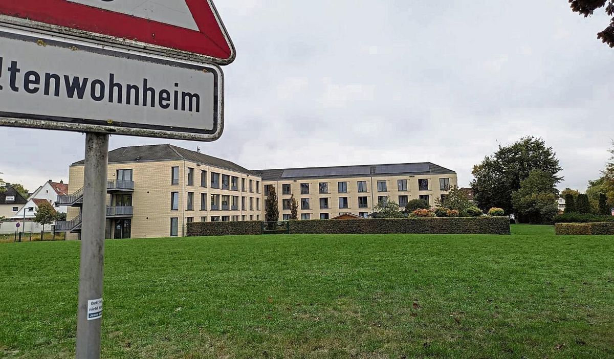 Einst stand hier das „alte“ Haus Maria, bevor es neu gebaut wurde (im Hintergrund). Die entstandene Wiese wird nun wohl demnächst wieder bebaut. Foto: Hannah Wapelhorst