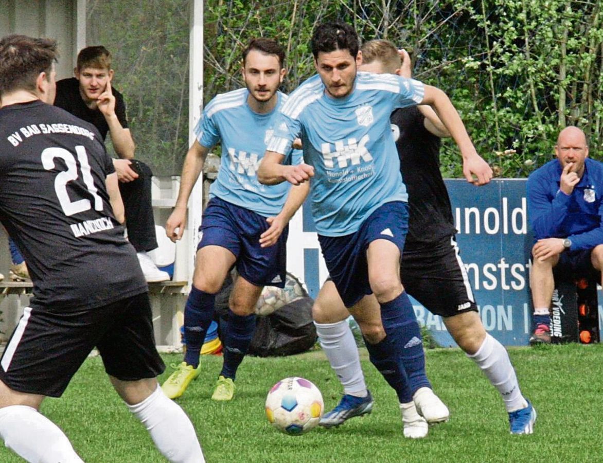 Thorsten Polaczek (am Ball) tritt an. Der Mönninghausener hatte die große Chance zum Führungstor, scheiterte aus kurzer Distanz aber an Gästekeeper Kunert. Hinten rechts beobachtet Coach Rene Wessels die Aktion. Foto: Schlink