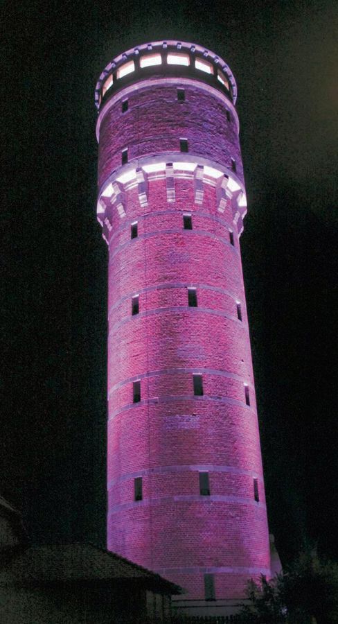 In bunten Farben wird der Wasserturm zum 825-jährigen Stadtjubiläum beleuchtet. Zusätzlich ist ein Laserstrahl in den Himmel oder am Boden geplant. Eine ganze Lasershow wird’s am Hachtor geben.