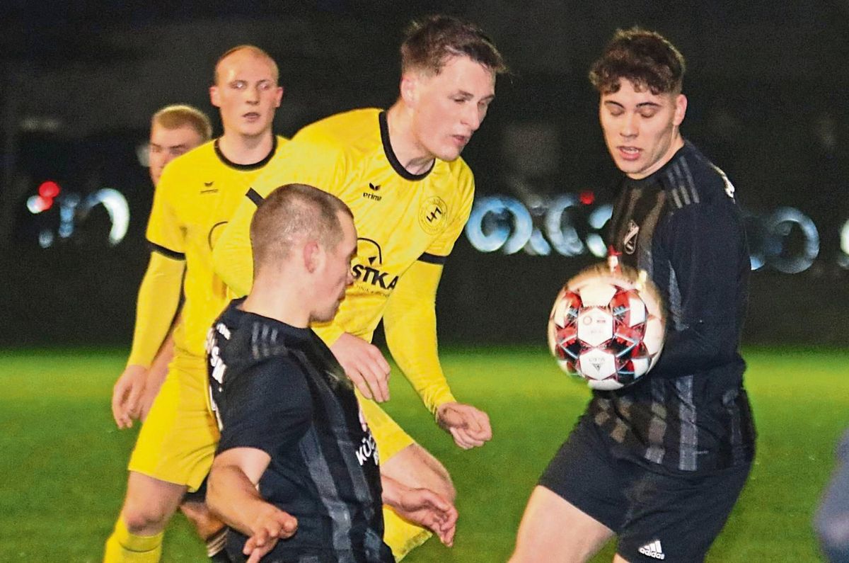 In einem umkämpften Landesliga-Nachbarduell wurde der SuS Bad Westernkotten (in Gelb) am Ende seiner Favoritenrolle gerecht und bezwang den abstiegsbedrohten SuS Westenholz mit 2:0. Die Entscheidung fiel aber erst in der Nachspielzeit. Foto: Wiegand