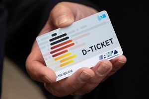 Das Ticket ermöglicht bundesweite Fahrten in Bussen und Bahnen des ÖPNV für 49 Euro pro Monat. - Foto: Boris Roessler/dpa