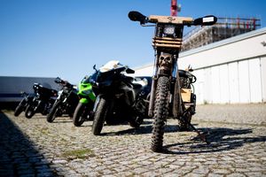Bei Durchsuchungen im Rocker-Milieu hat die Polizei zehn Motorräder sichergestellt. - Foto: Jacob Schröter/dpa
