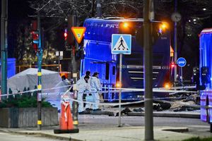 Die Polizei untersucht den verunglückten Bus in Stockholm. - Foto: Henrik Montgomery/TT News Agency via AP/dpa