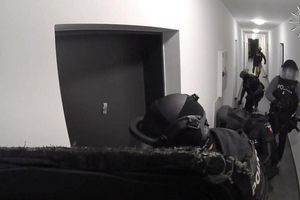 Die slowakische Polizei stürmt ein Appartement - hinter dieser Tür vermuteten sie den Ursprung vieler Schockanrufe. (Handout) - Foto: -/Polizei Oberfranken/dpa