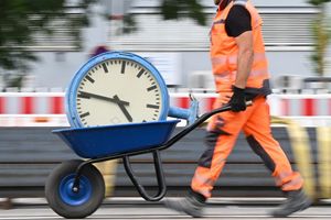 Immer wieder wird über die Arbeitszeit und auch die Abschaffung von Arbeitstagen diskutiert. (Symbolbild) - Foto: Arne Dedert/dpa/dpa-tmn