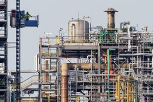 Die Chemieindustrie kämpft mit hohen Energiepreisen und der schwachen Wirtschaft (Archivbild) - Foto: Uwe Anspach/dpa