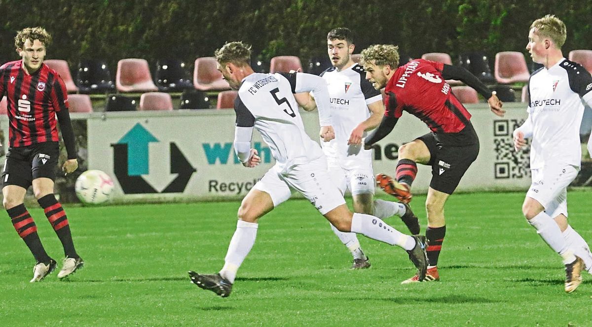 Feuer frei für den SV Lippstadt: So wie beim 2:1-Sieg gegen Wegberg wollen die Schwarz-Roten, hier mit Lars Holtkamp (r.) und Niek Munsters (l.), auch gegen den Tabellenzweiten 1. FC Bocholt offensiv und mutig auftreten. Ein Punktgewinn ist für die Gastgeber allemal drin. Fotos: Lütkehaus