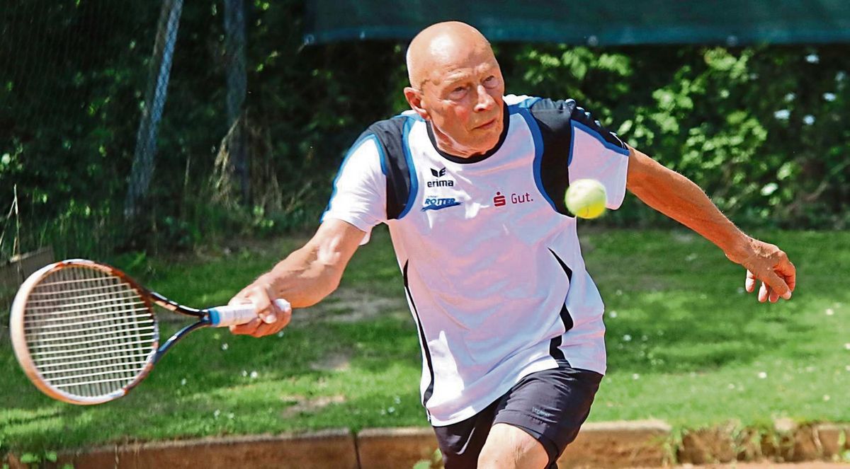 Voller Einsatz bei glühender Hitze: Jürgen Dreeke von den Herren 70 des TV Erwitte gewann sein Einzel gegen seinen Kontrahenten aus Westhofen mit 6:2 und 6:4. Am Ende trennten sich beide Teams 3:3. Im letzten Spiel würde Erwitte jetzt ein Remis reichen, um die Meisterschaft einzutüten. Foto: Wiegand