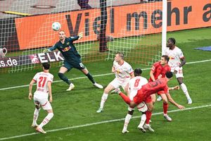 Die Bayern kämpften sich in Leipzig wieder heran. - Foto: Hendrik Schmidt/dpa