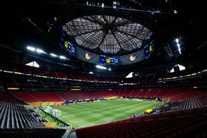 Dach zu: Im imposanten - und vor allem - klimatisierten Stadion von Atlanta kämpfen die Bayern gegen Paris um den Einzug ins WM-Halbfinale. - Foto: Sven Hoppe/dpa