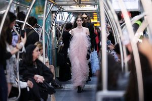 Models tragen Kreationen von Gloria Coelho während einer Veranstaltung der Sao Paulo Fashion Week in der U-Bahn. - Foto: Ettore Chiereguini/AP/dpa