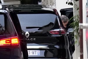 Sarkozy ist nach drei Wochen Haft wieder zu Hause. - Foto: Christophe Ena/AP/dpa