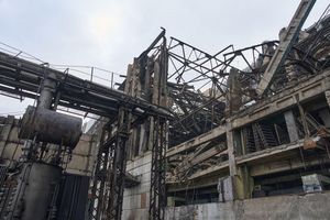 Immer wieder sind Kraftwerksanlagen in der Ukraine Ziel russischer Angriffe aus der Luft. (Archivbild) - Foto: Efrem Lukatsky/AP/dpa