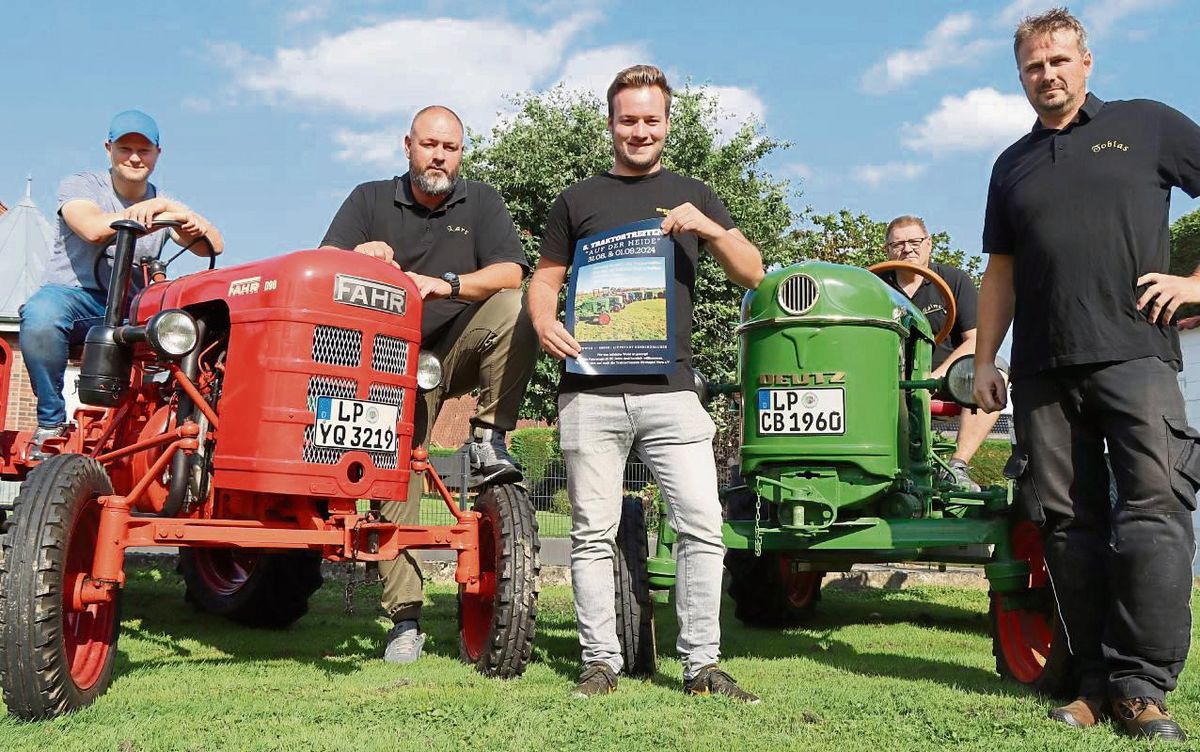Wollen ihre Leidenschaft für alte Trecker teilen: v.l. Christoph Bergkemper (Schriftführer), Lars Kleinhaus (erster Vorsitzender), Felix Brülle (2. Vorsitzender), Raimund Jäker (dritter Vorsitzender) und Tobias Wagner (Kassierer). Foto: Dietz