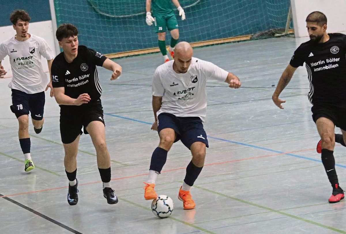 Als „glückliche Verlierer“ hoffen die Kicker des SC Lippstadt (in Weiß) sowie von Germania Esbeck (Schwarz) noch darauf, sich für die Endrunde des Sparkassen Masters zu qualifizieren. Diese steigt dann am Sonntag in Soest. Foto: Thomas Wiegand