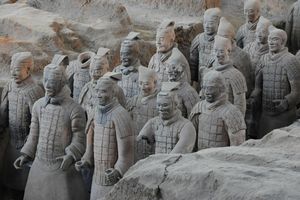 Einige Soldatenfiguren der sogenannten Terrakotta-Armee im Mausoleum Qin Shihuangdis. - Foto: Penghua/SIPA Asia via ZUMA Wire/dpa