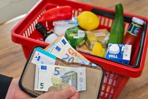 Bei Lebensmitteln planen deutlich weniger Unternehmen Preiserhöhungen als in anderen Branchen. - Foto: Patrick Pleul/dpa
