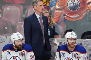 Oilers-Coach Kris Knoblauch und seine Stars Leon Draisaitl (r) und Connor McDavid haben die dritte Final-Partie bei den Florida Panthers verloren. - Foto: Nathan Denette/The Canadian Press/AP/dpa