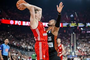 Der FC Bayern München um Justus Hollatz (l) und Ratiopharm Ulm mit Karim Jallow lieferten sich eine packende dritte Final-Partie. - Foto: Harry Langer/dpa