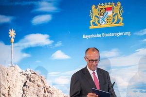 Nach seinem Treffen mit dem bayerischen Kabinett äußerte sich Kanzler Merz auch zur globalen Mindeststeuer - er steht dem Konzept demnach sehr skeptisch gegenüber. - Foto: Peter Kneffel/dpa