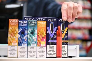 Sie sind bunt designt und haben Geschmacksrichtungen wie «Watermelon Ice» oder «Classic Mint»: Einweg-E-Zigaretten von Philip Morris (Marke Veev) und British American Tobacco (Vuse). - Foto: Wolf von Dewitz/dpa