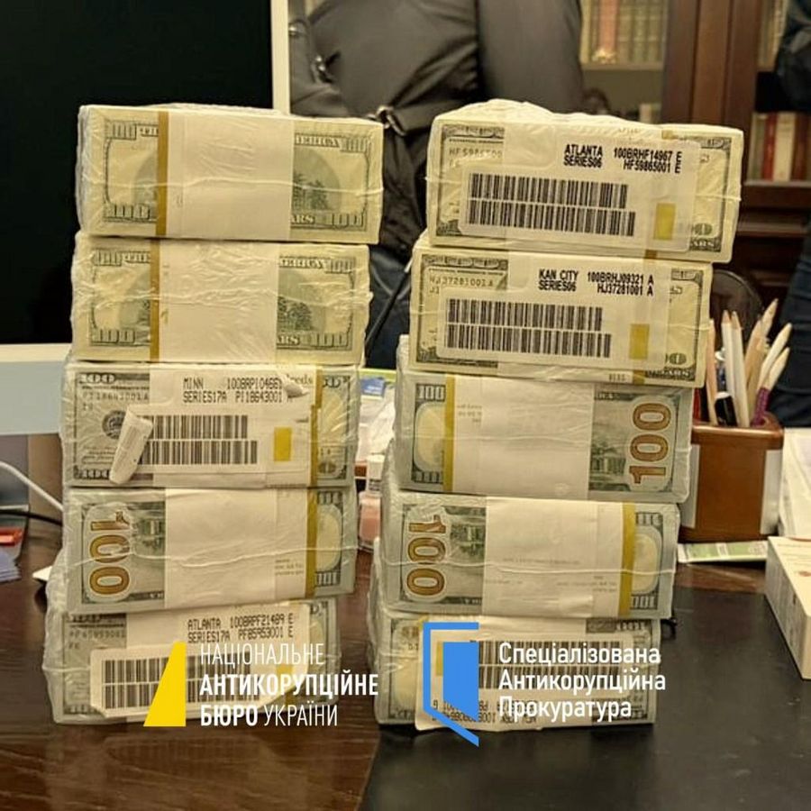 Druckfrische originalverpackte Dollar-Bündel werden in der Ukraine für Schmiergeldzahlungen verwendet. - Foto: -/Nationales Antikorruptionsbüro der Ukraine/Spezialisierte Antikorruptionsstaatsanwaltschaft der Ukraine/dpa