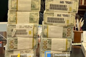 Druckfrische originalverpackte Dollar-Bündel werden in der Ukraine für Schmiergeldzahlungen verwendet. - Foto: -/Nationales Antikorruptionsbüro der Ukraine/Spezialisierte Antikorruptionsstaatsanwaltschaft der Ukraine/dpa