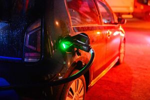 Nach der Streichung der Elektroauto-Kaufprämie Ende 2023 brachen die Verkaufszahlen von Elektrofahrzeugen an private Autofahrer ein; diese Phase ist laut HUK Coburg beendet. (Symbolbild) - Foto: Julian Stratenschulte/dpa