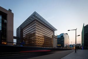 Trotz der ersten Einigung werden im Europagebäude auch in den kommenden Tagen noch schwierige Diskussionen erwartet. (Archivbild) - Foto: Arne Immanuel Bänsch/dpa