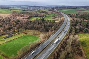 Blick auf die A45 in der Nähe von Olpe, wo im November die abgetrennten Hände gefunden wurden. (Archivfoto) - Foto: Alex Talash/dpa