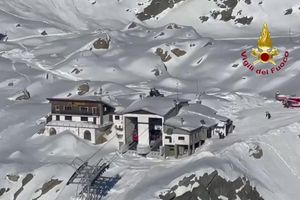 Die betroffene Seilbahn stammt ursprünglich aus dem Jahr 1962, war jedoch Anfang 2023 umfassend modernisiert worden. - Foto: -/Vigili del Fuoco/dpa