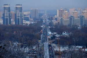 In den Stadtteilen Kiews am linken Ufer des Flusses Dnipro ist nach neuerlichen russischen Angriffen neben der Wärme- auch die Wasserversorgung ausgefallen. (Archivbild) - Foto: Efrem Lukatsky/AP/dpa
