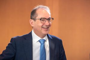 Dobrindt will den Verfassungsschutz ausbauen - auch über den reinen Nachrichtendienst hinaus. (Archivbild) - Foto: Michael Kappeler/dpa