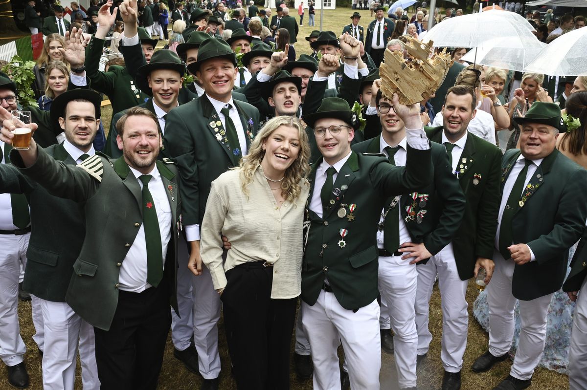 Großer Jubel an der Bellevue: Mit der ersten Kompanie feierten die neuen Majestäten Yvonne Rickert und Timo Wahl am Montagnachmittag den Königstitel des Lippstädter Schützenvereins. Foto: Tuschen
